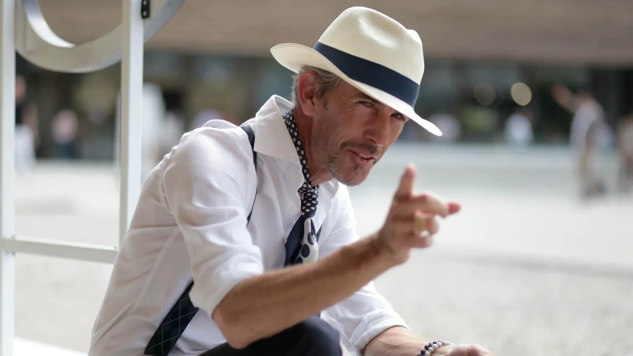 mężczyzna w lnianej koszuli i kapeluszu panama