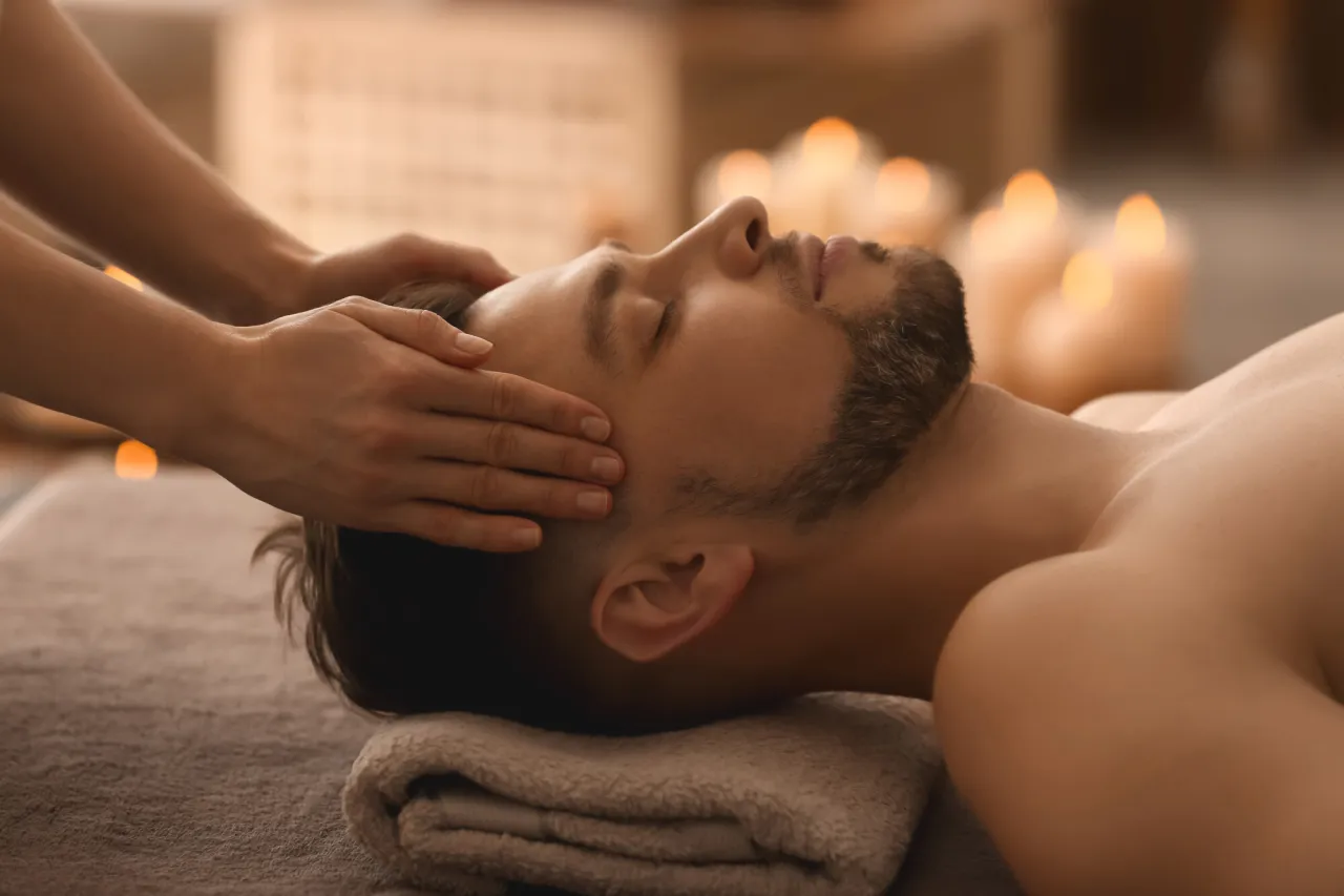 Mężczyzna relaksujący się w nowoczesnym SPA, stonowane wnętrze