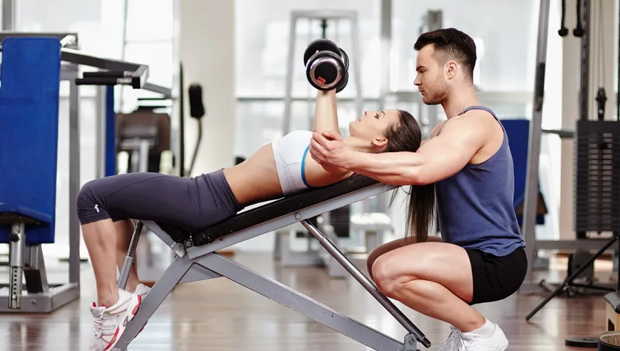 trening grupowy crossfit vs indywidualny siłownia