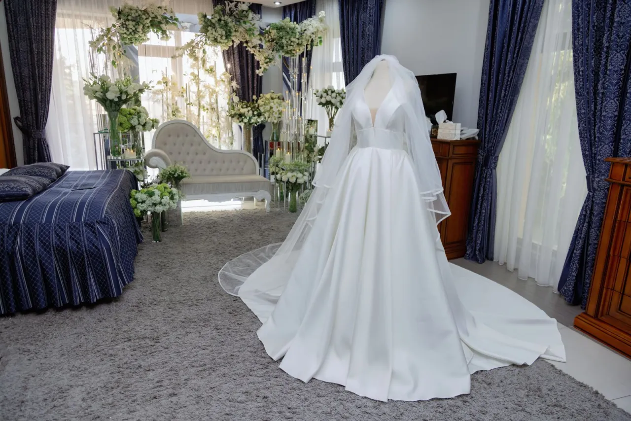 Rodzaje podpięć trenu sukni ślubnej