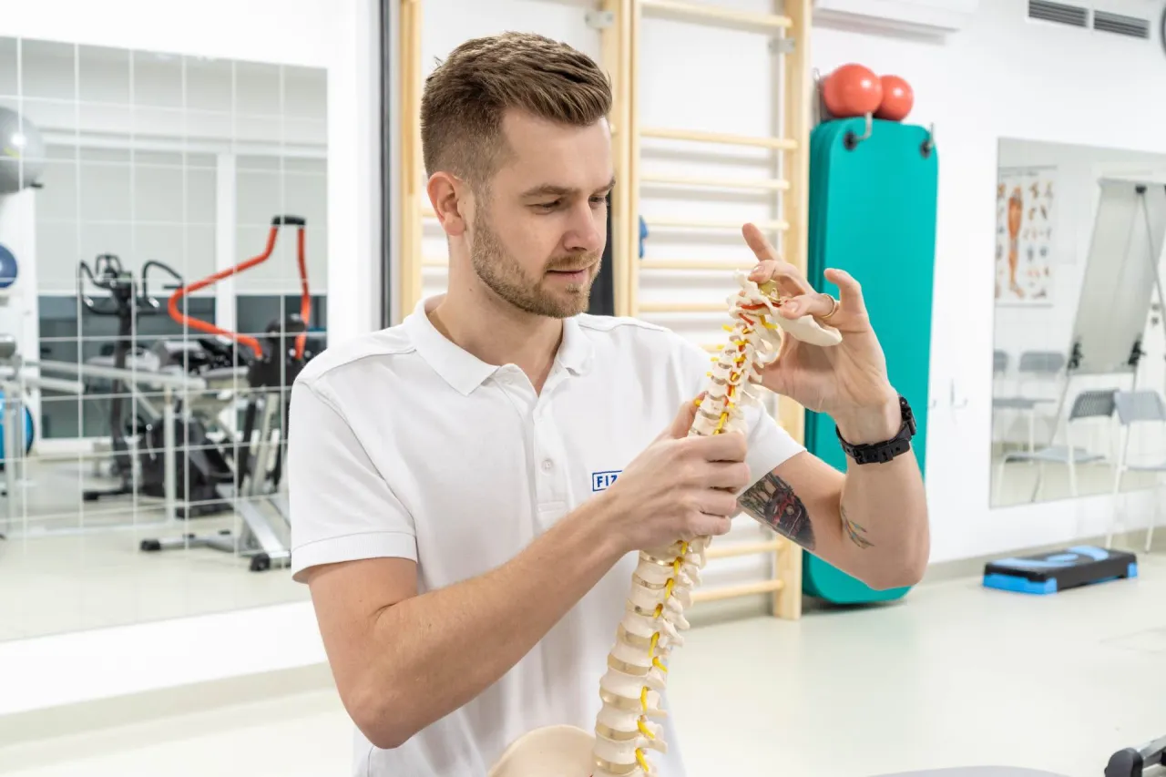 Fizjoterapeuta w pracy z pacjentem