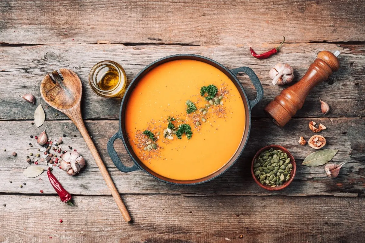 r&oacute;żnorodne przyprawy do zupy dyniowej