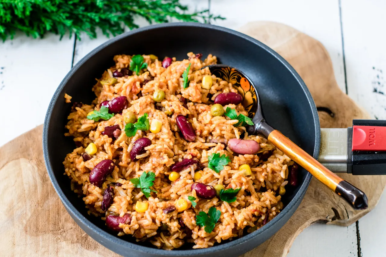 różne warianty ryżu z kurczakiem: azjatycki, meksykański, śródziemnomorski