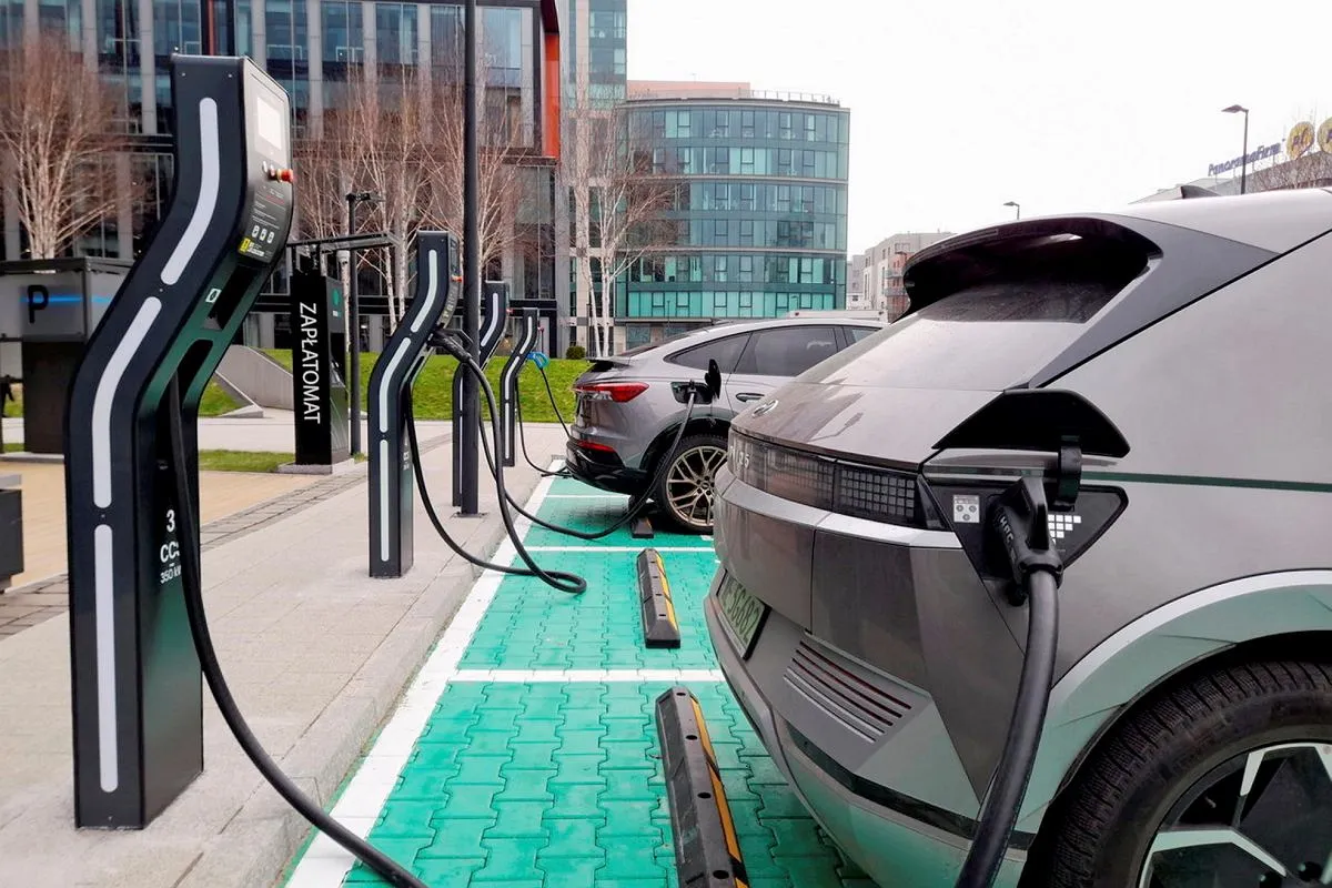 Stacja ładowania samochodów elektrycznych. Czy ładowanie samochodu elektrycznego jest darmowe? Zależy od operatora, ale często jest płatne.