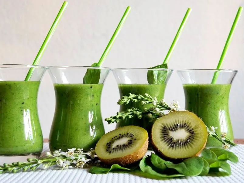 różne warianty koktajlu ze szpinaku i kiwi