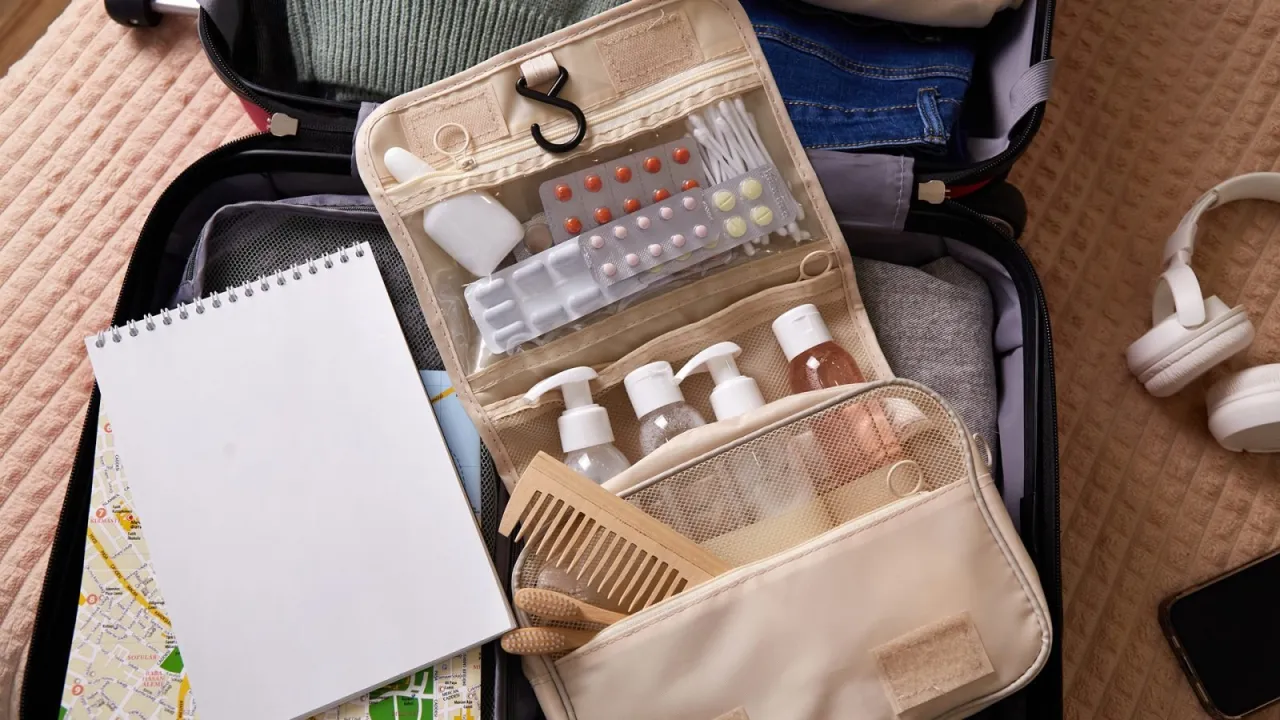 Przygotowujesz się do podróży? W bagażu rejestrowanym zmieszczą się kosmetyki w większych opakowaniach, leki, szczoteczki do zębów, grzebień i inne niezbędne rzeczy.