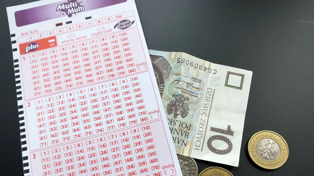 Kupon gry Multi Multi z zaznaczonymi polami i polskimi banknotami oraz monetami. Czy to kod loterii promocyjnej Multi Multi?