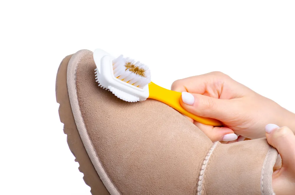 Zamszowe buty szczotkowanie