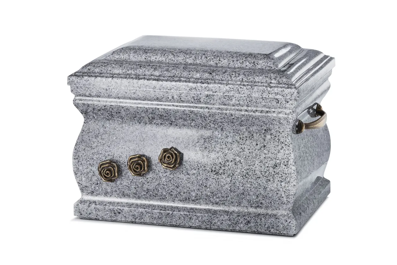 Granitowa urna z ozdobnymi różami. Zastanawiasz się, ile kosztuje spalenie zwłok w Polsce?