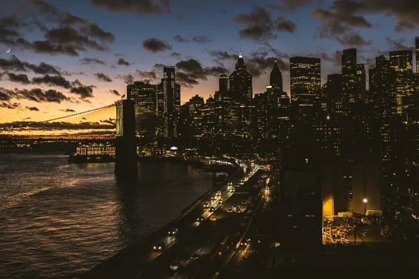 Panorama Manhattanu z Mostem Brooklińskim o wschodzie słońca