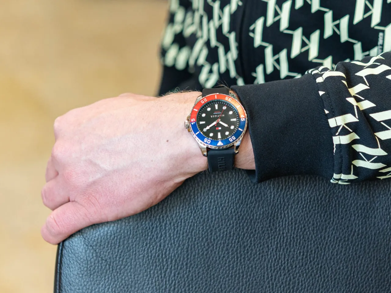 Granatowy zegarek Tommy Hilfiger stylizacje