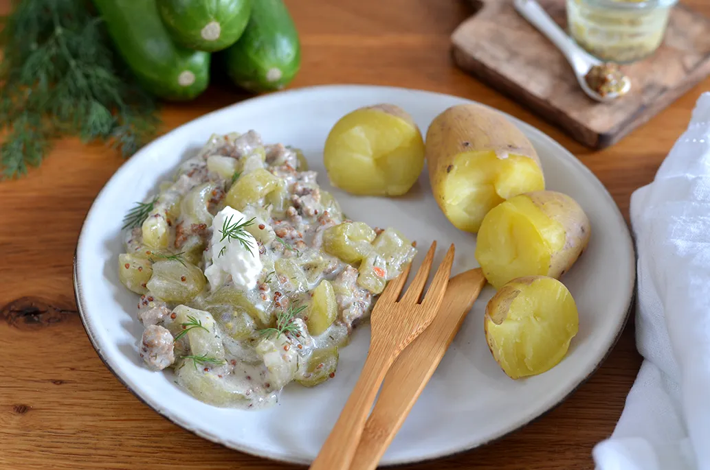 Schmorgurken mit Hackfleisch und Dill auf einem Teller serviert
