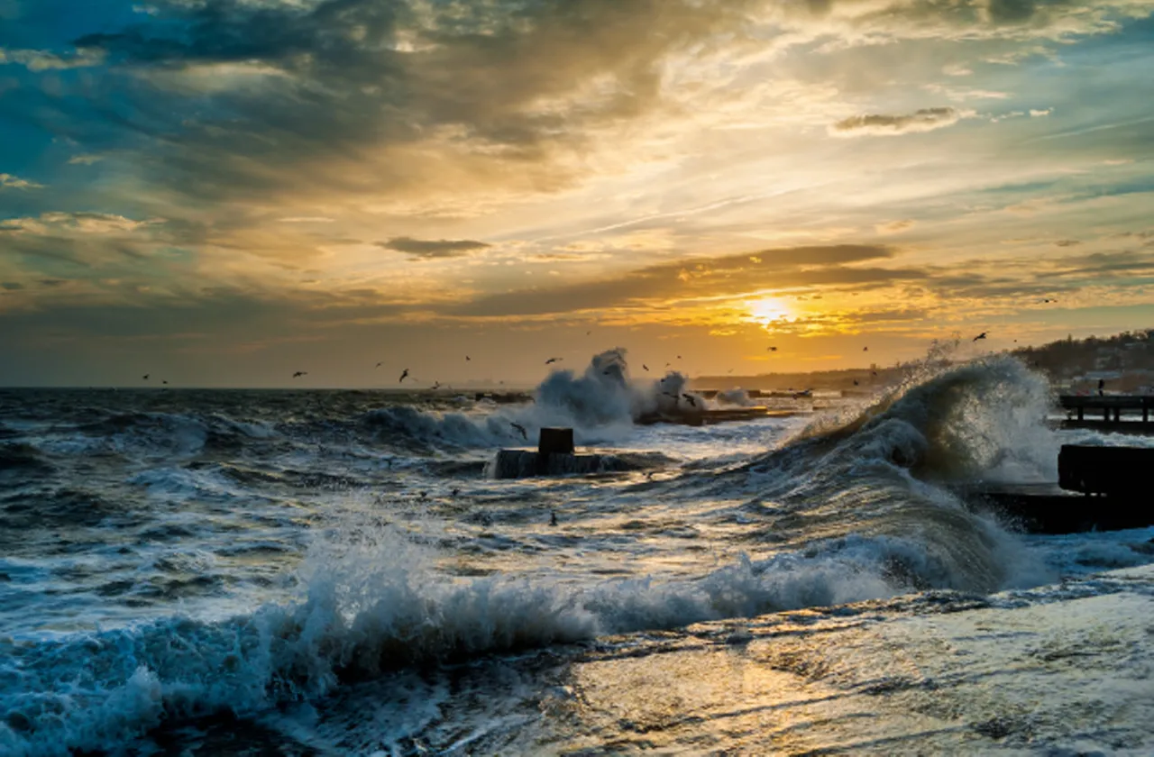 Romantyczny krajobraz burza morze