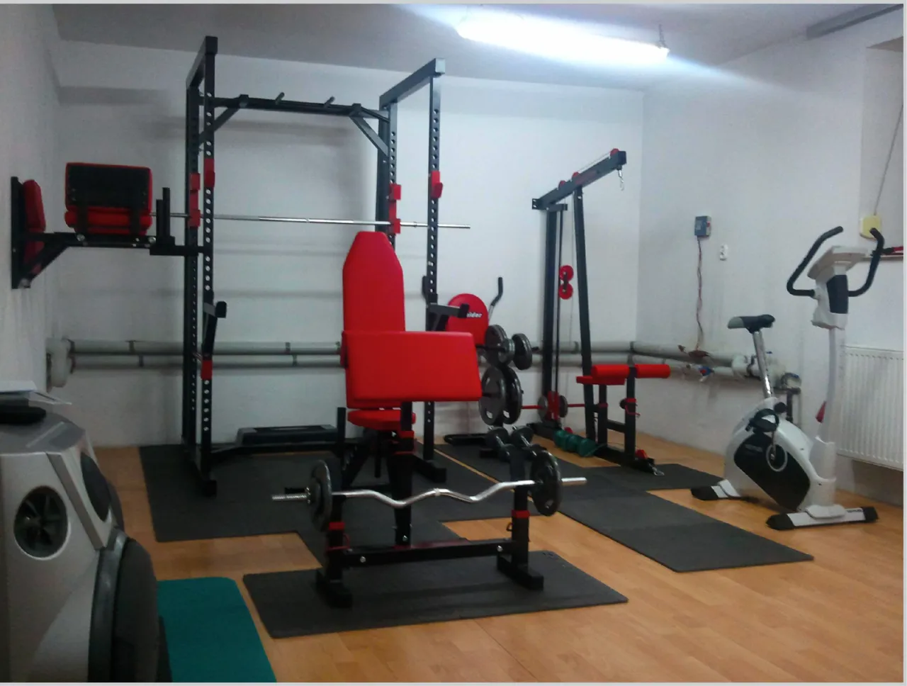 przykładowy sprzęt do domowej siłowni