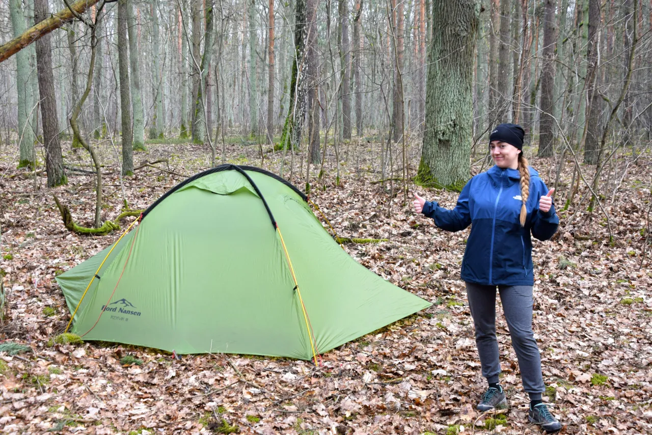 Zielony namiot Fjord Nansen Rekvik III rozbity w lesie. Idealne miejsce, gdzie można spać w lesie, ciesząc się naturą.
