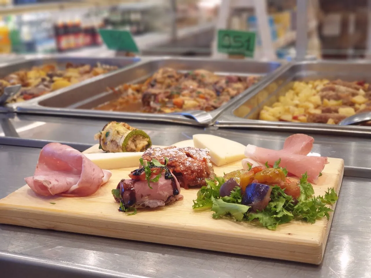 Interno steakhouse Cordovena Capo d'Orlando con tagli di carne esposti