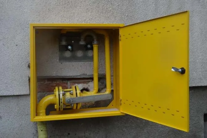 ż&oacute;łta rura gazowa na elewacji budynku