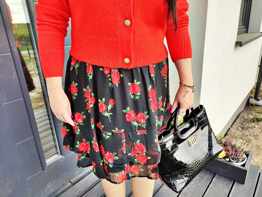 jesienna stylizacja ze sp&oacute;dnicą w kwiaty i swetrem