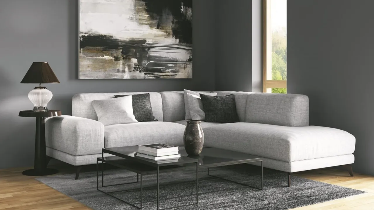 Nowoczesny szary salon z obrazem abstrakcyjnym