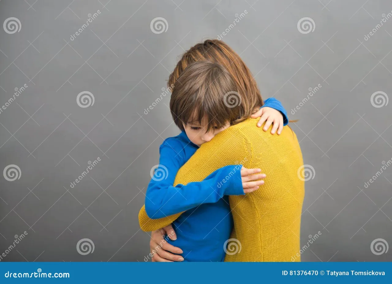 smutne dziecko przytulające nogę mamy