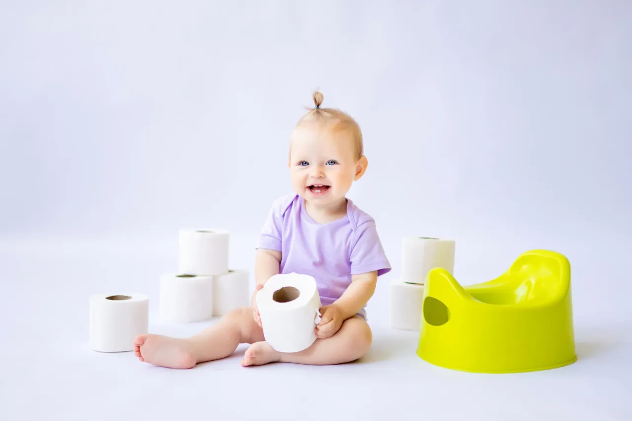 Dziecko wybierające nocnik w sklepie