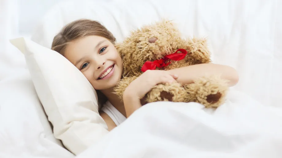 Dziecko śpiące z przytulanką