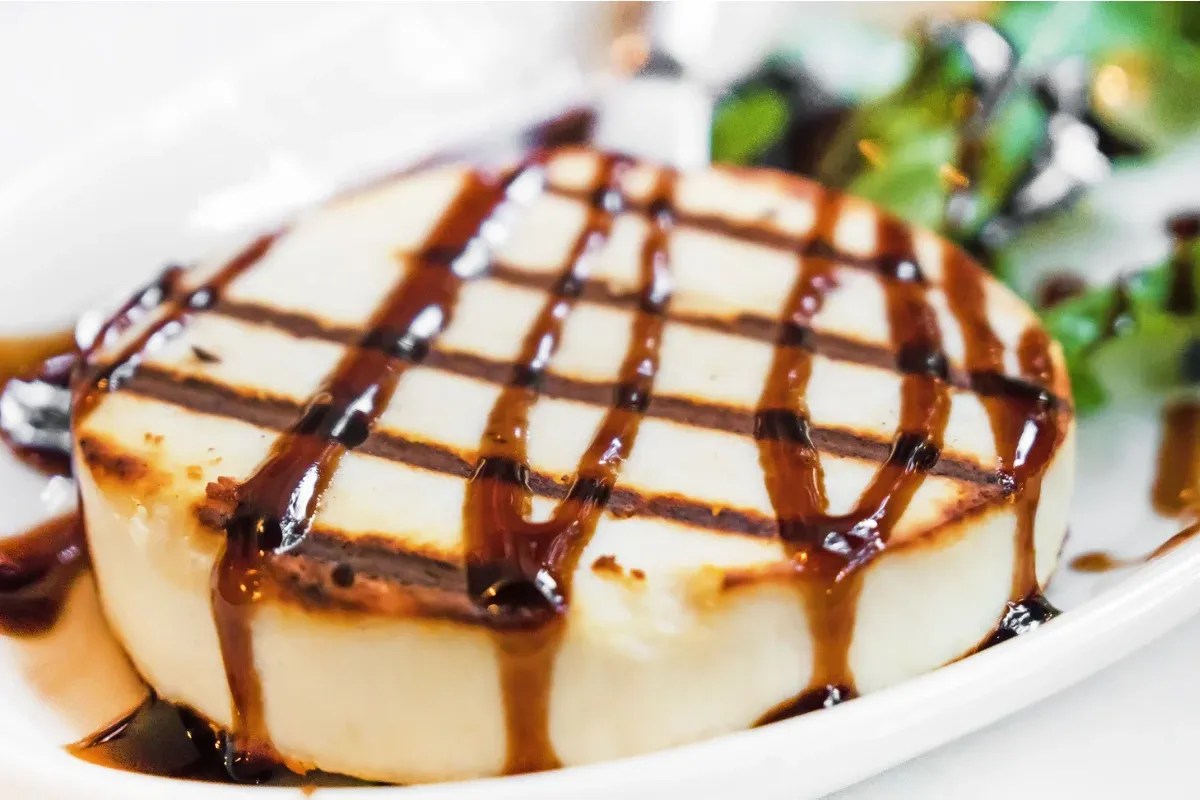 Ser Manouri w całości i przekrojony, kremowa konsystencja