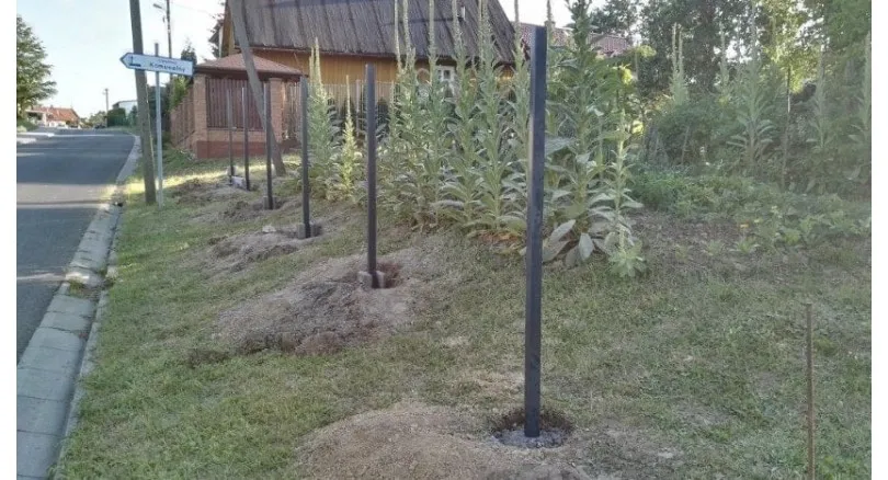 słupek ogrodzeniowy zabetonowany