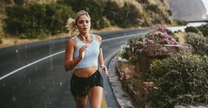 Kobieta biegnąca z uśmiechem, widoczne zmiany sylwetki