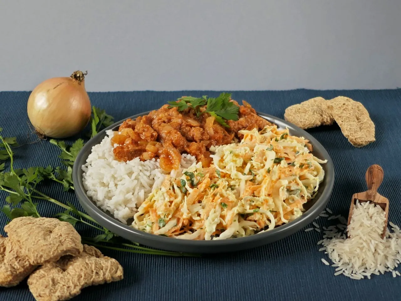 Kotlet sojowy na talerzu z r&oacute;żnymi dodatkami