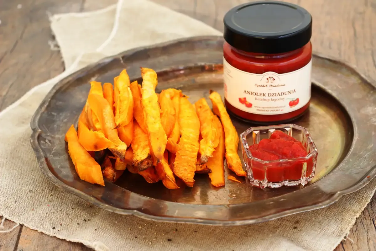 Gotowe frytki z batat&oacute;w z piekarnika