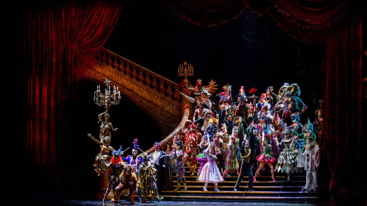 Tłum w barwnych maskach i kostiumach na schodach. To właśnie teatr muzyczny, co to za widowisko!