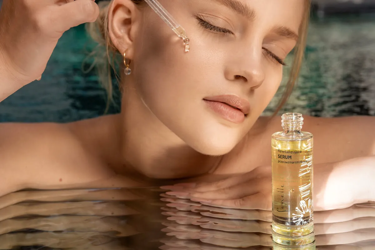 kobieta aplikująca serum z witaminą C na twarz, prawidłowa aplikacja serum