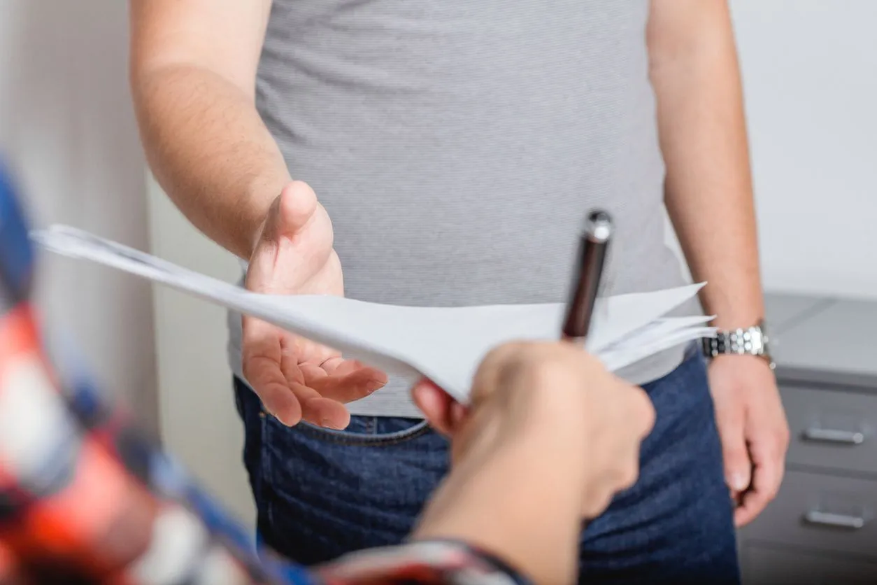 Wręczenie dokumentów, które mogą stanowić promesa zatrudnienia wzór. Dwie osoby wymieniają się papierami.