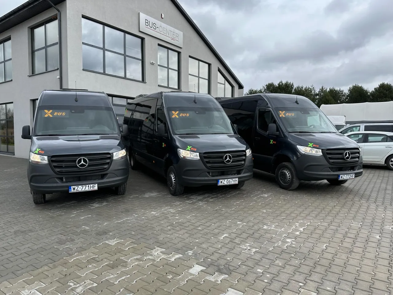 Autobus X-BUS na dworcu