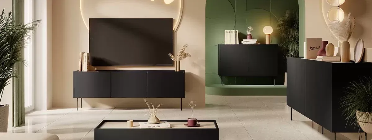 Salon z ciemnymi meblami, lustrem i roślinami