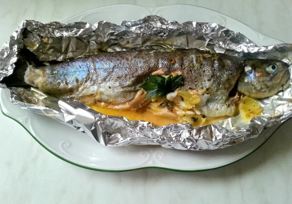 grillowany dorsz w folii ze szparagami i masłem czosnkowym