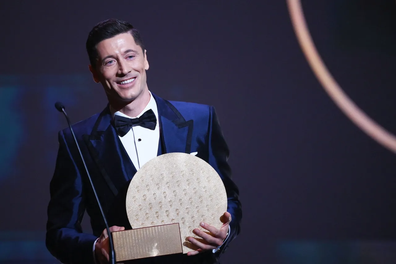 Robert Lewandowski z nagrodą, kt&oacute;ra może symbolizować jego drogę do zdobycia wielu złotych piłek.