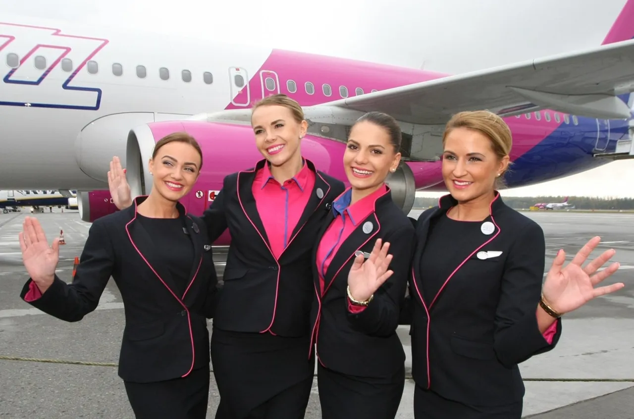 stewardessa Wizz Air na lotnisku