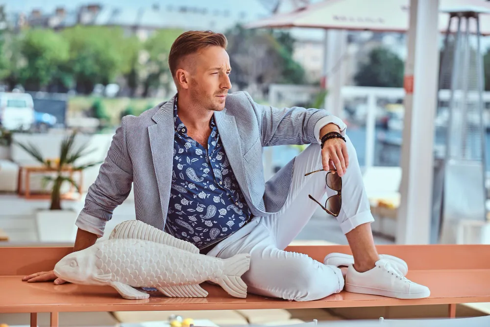 białe sneakersy do jasnego garnituru