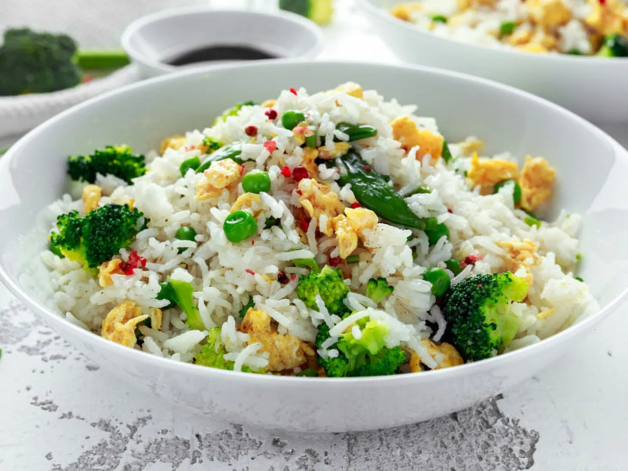 Gotowanie ryżu w garnku z przezroczystą pokrywką