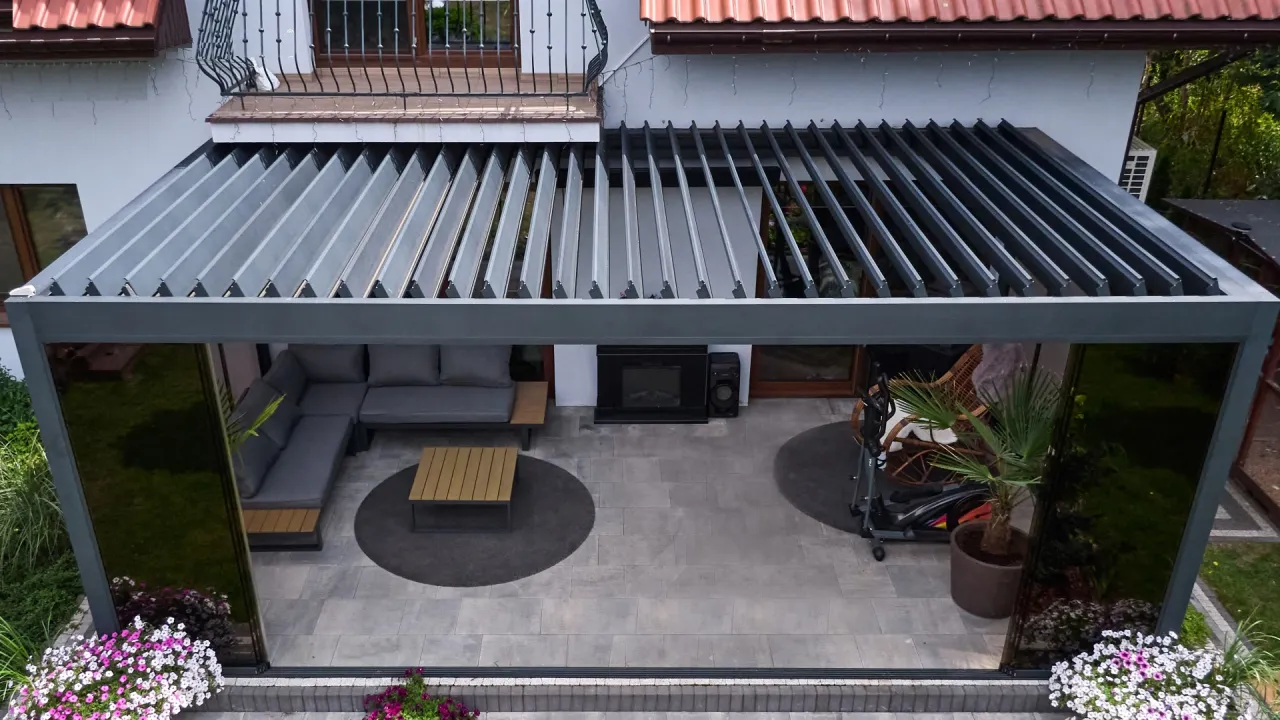 Nowoczesna pergola tarasowa z ruchomymi lamelami