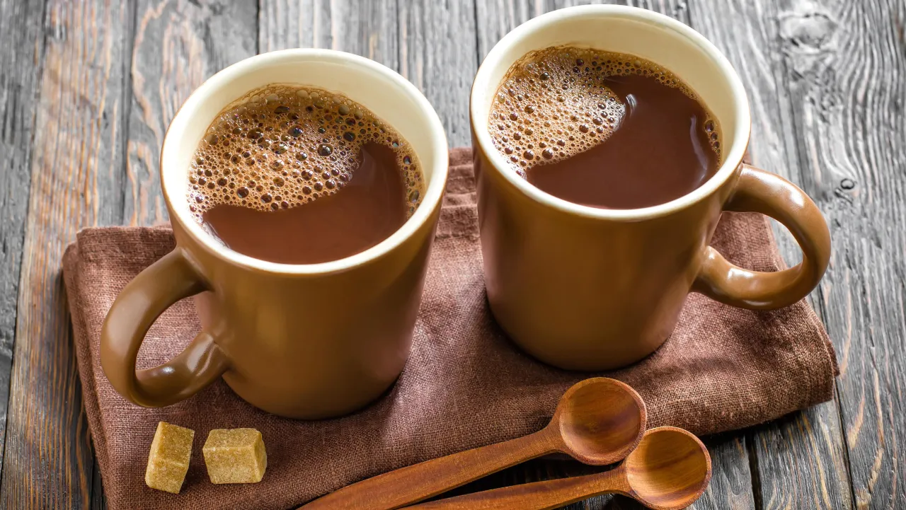 Kubek kakao na wodzie z ziarnami kakao