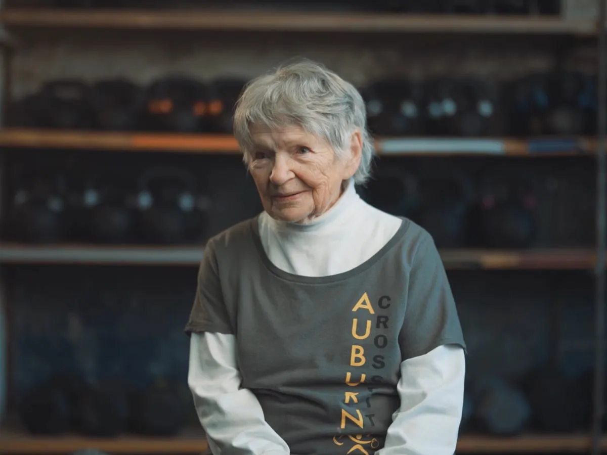 kobiety i seniorzy trenujący crossfit