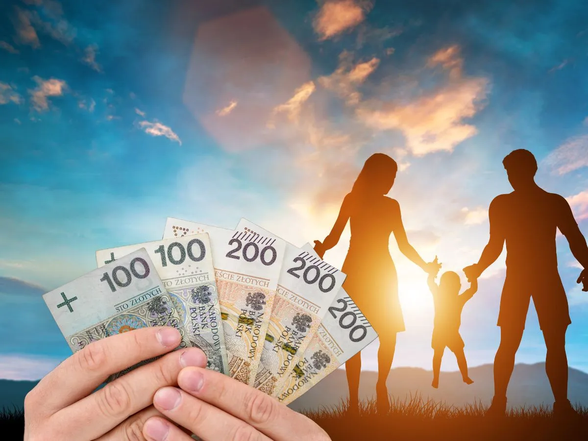 Dłonie trzymają polskie banknoty, symbolizujące krus i świadczenia na dziecko. W tle sylwetka rodziny na tle zachodzącego słońca.