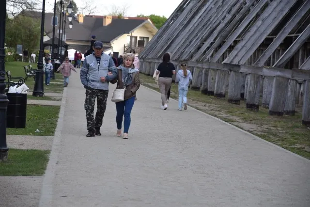 spacer w uzdrowisku kuracjusze