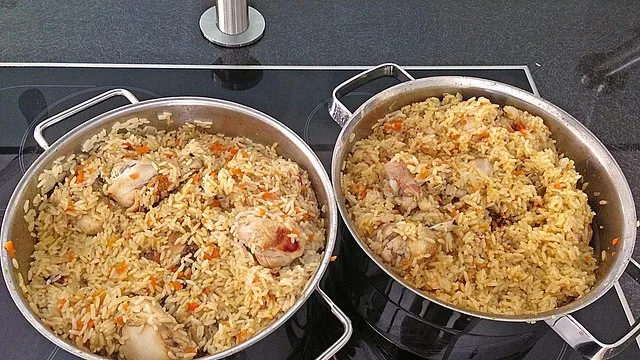 Traditioneller russischer Plow in einem gusseisernen Topf serviert