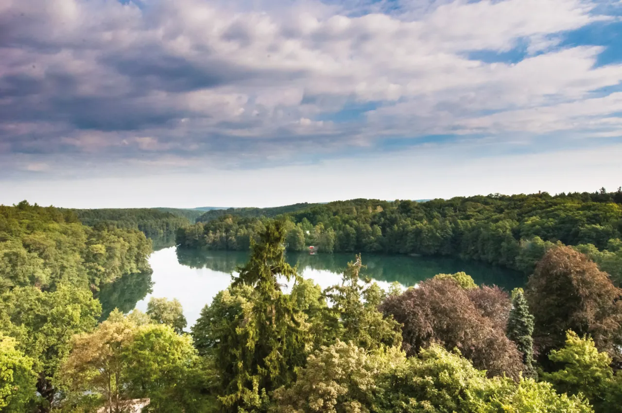 Malownicza panorama jeziora lubuskiego z domkami