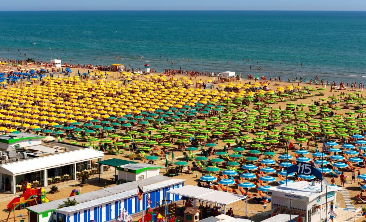Spiagge della Riviera Romagnola affollate e divertimento