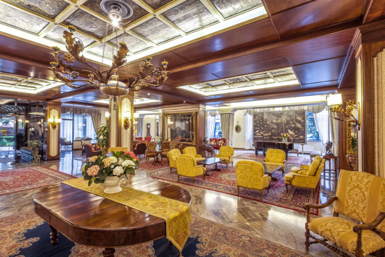 Elegante Lobby eines 5-Sterne-Hotels mit Kronleuchter